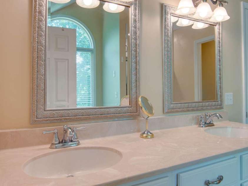 3720 25th Street Place, Hickory, NC 28601.  MLS# CAR4284382, YatesRealty ID 30270. Primary Bath