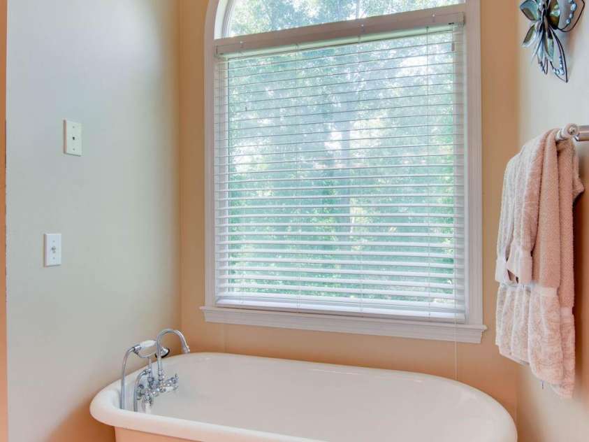 3720 25th Street Place, Hickory, NC 28601.  MLS# CAR4284382, YatesRealty ID 30270. Primary Bath