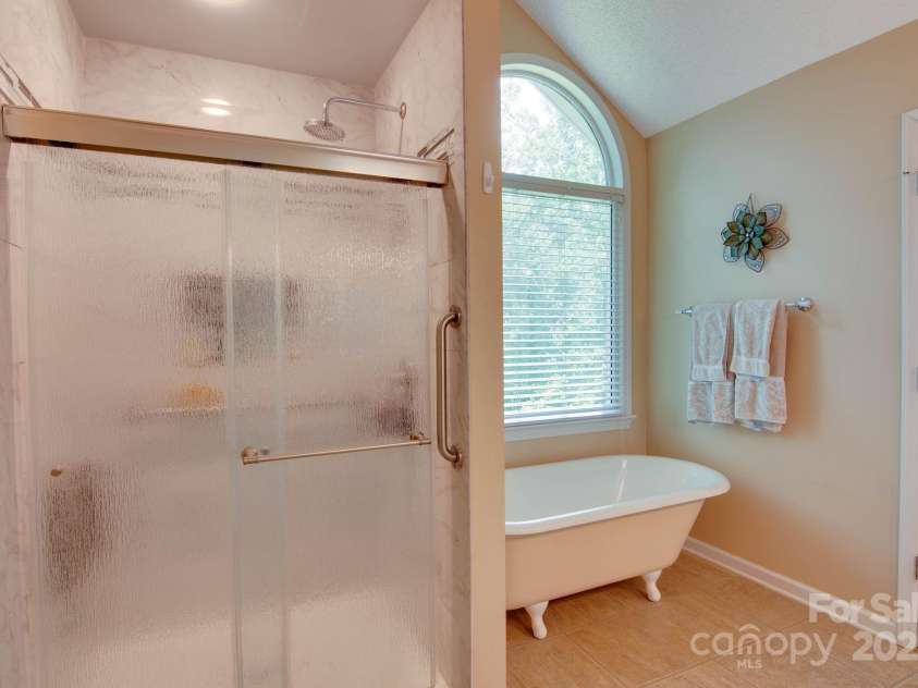 3720 25th Street Place, Hickory, NC 28601.  MLS# CAR4284382, YatesRealty ID 30270. Primary Bath