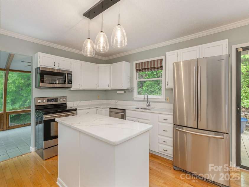 55 Willow Bend, Hendersonville, NC 28792.  MLS# CAR4255625, YatesRealty ID 30273. Kitchen with quartz countertops, stainless steel appliances, hardwood floors and ample cabinet space.