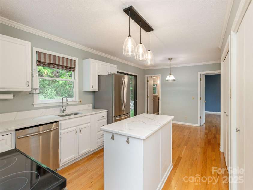 55 Willow Bend, Hendersonville, NC 28792.  MLS# CAR4255625, YatesRealty ID 30273. Kitchen with quartz countertops, stainless steel appliances, hardwood floors and ample cabinet space.