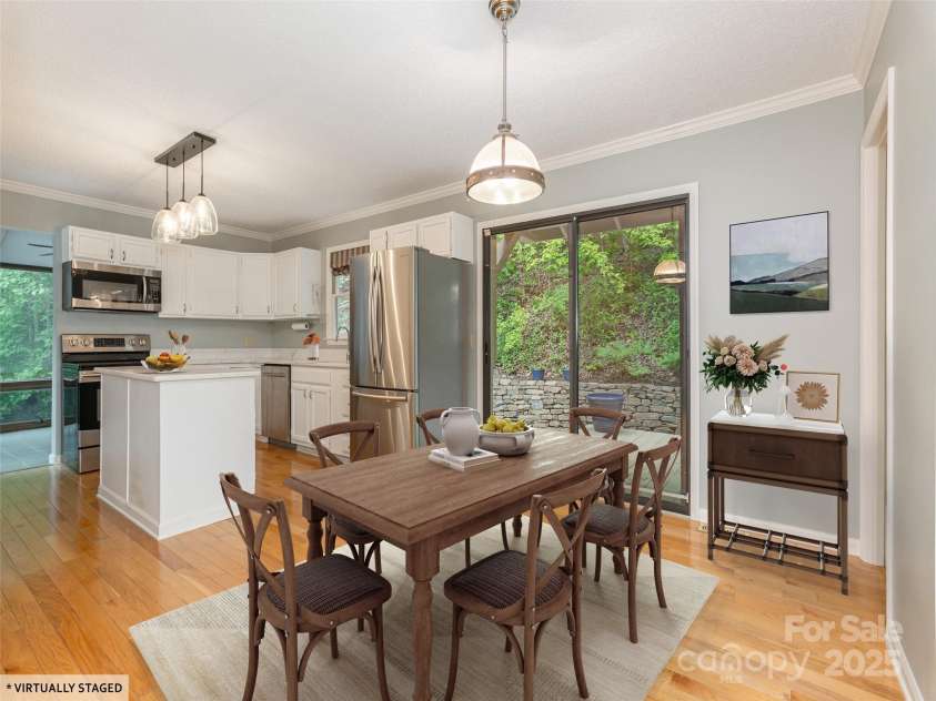 55 Willow Bend, Hendersonville, NC 28792.  MLS# CAR4255625, YatesRealty ID 30273. Kitchen with spacious dining area.