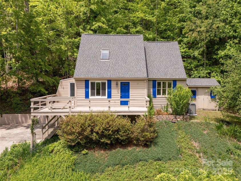 55 Willow Bend, Hendersonville, NC 28792.  MLS# CAR4255625, YatesRealty ID 30273. North Hendersonville Gem with gorgeous perenial gardens.