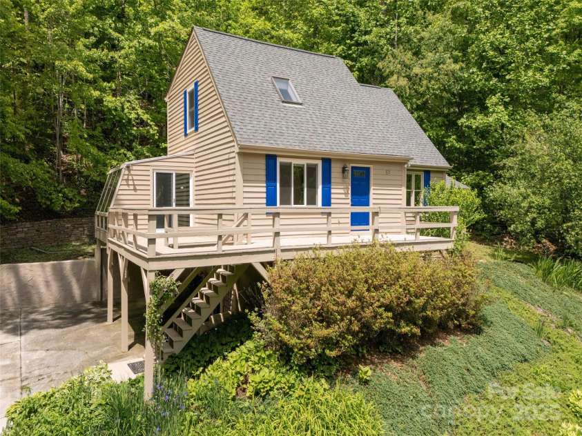 55 Willow Bend, Hendersonville, NC 28792.  MLS# CAR4255625, YatesRealty ID 30273. North Hendersonville Gem with gorgeous perenial gardens.