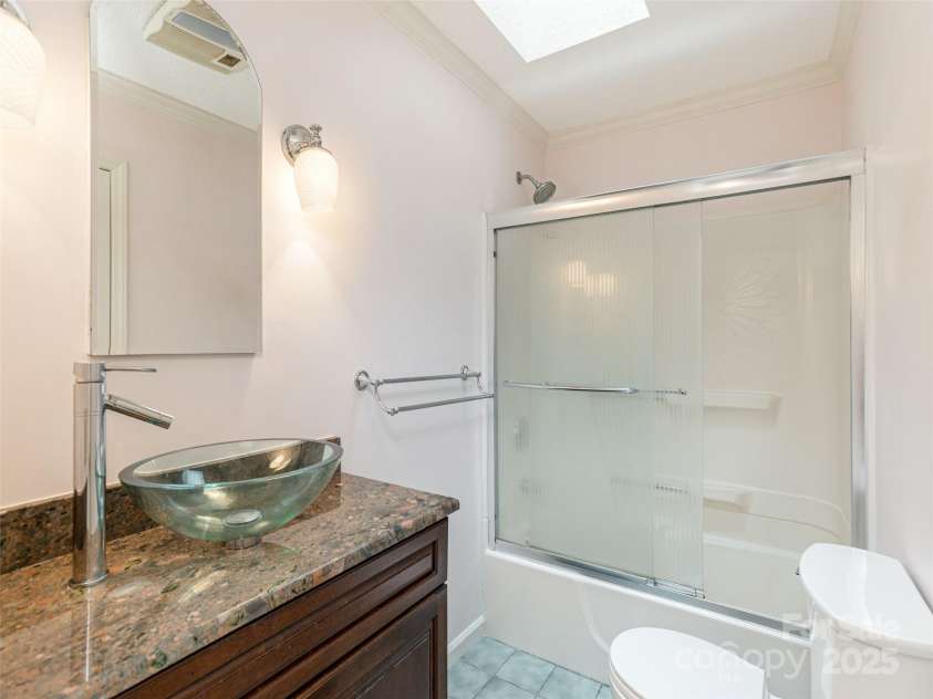 55 Willow Bend, Hendersonville, NC 28792.  MLS# CAR4255625, YatesRealty ID 30273. Upstairs full bathroom with tub/shower combo.