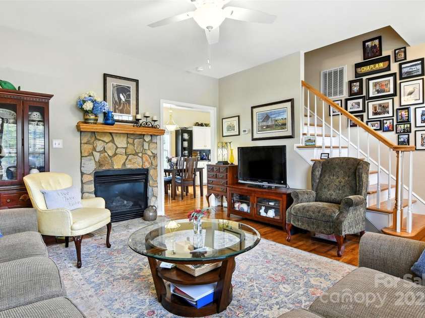 103 Heron Cove Loop, Hickory, NC 28601.  MLS# CAR4286640, YatesRealty ID 30274. 