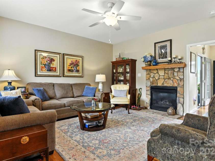 103 Heron Cove Loop, Hickory, NC 28601.  MLS# CAR4286640, YatesRealty ID 30274. 