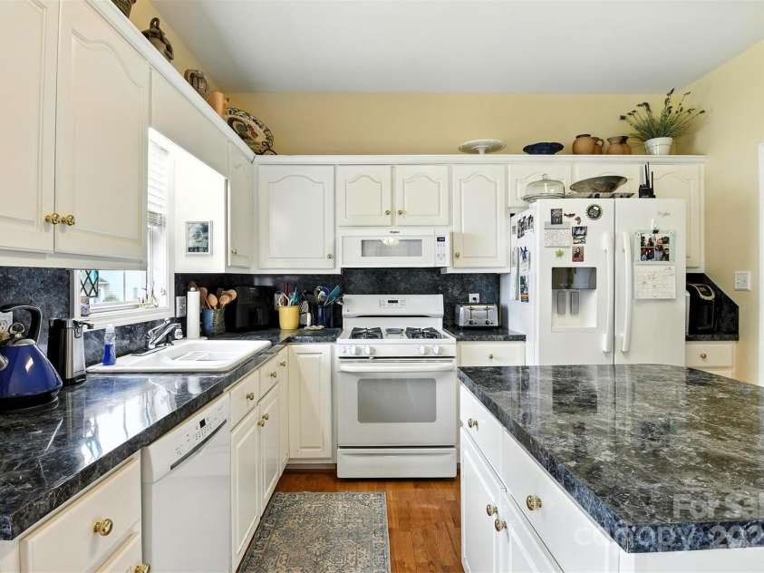 103 Heron Cove Loop, Hickory, NC 28601.  MLS# CAR4286640, YatesRealty ID 30274. 