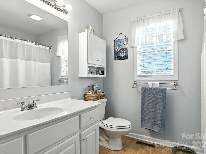 103 Heron Cove Loop, Hickory, NC 28601.  MLS# CAR4286640, YatesRealty ID 30274. 