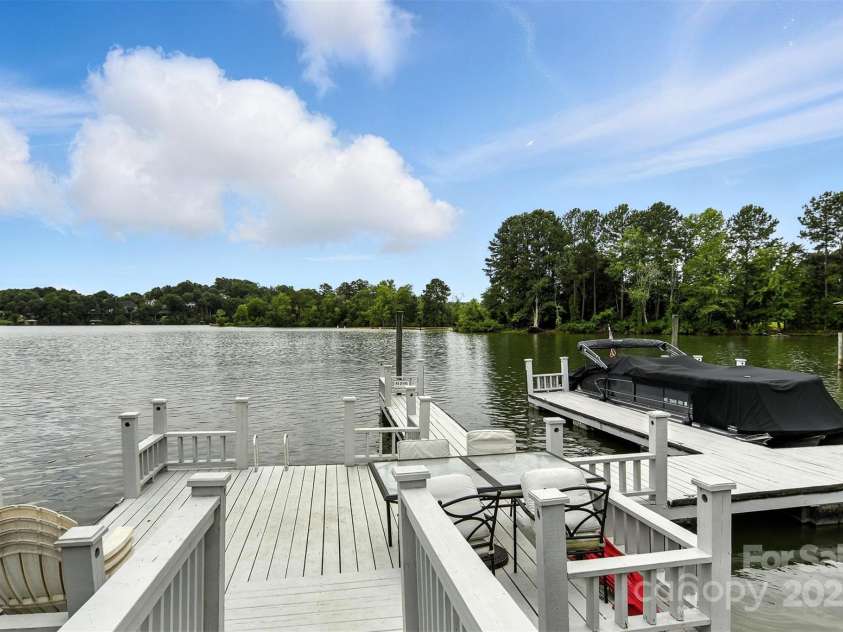 103 Heron Cove Loop, Hickory, NC 28601.  MLS# CAR4286640, YatesRealty ID 30274. 