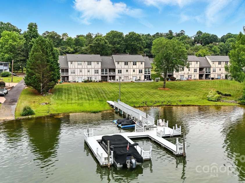 103 Heron Cove Loop, Hickory, NC 28601.  MLS# CAR4286640, YatesRealty ID 30274. 