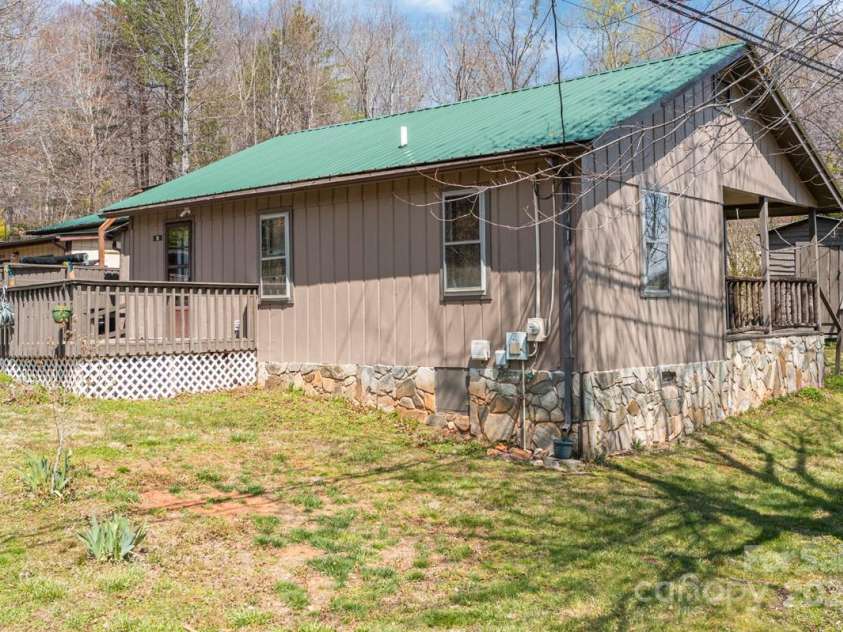 16 Rumfelt Drive, Marion, NC 28752.  MLS# CAR4284237, YatesRealty ID 30276. 