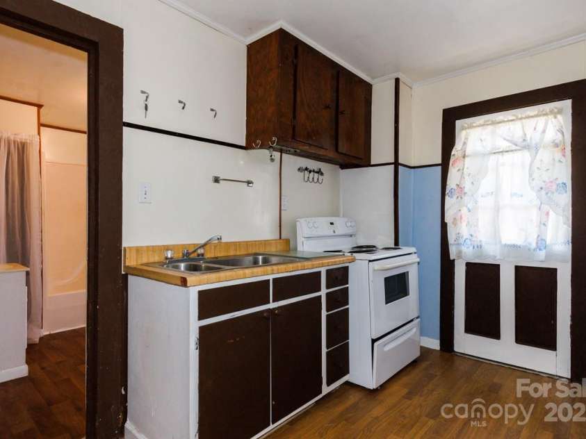 16 Rumfelt Drive, Marion, NC 28752.  MLS# CAR4284237, YatesRealty ID 30276. 