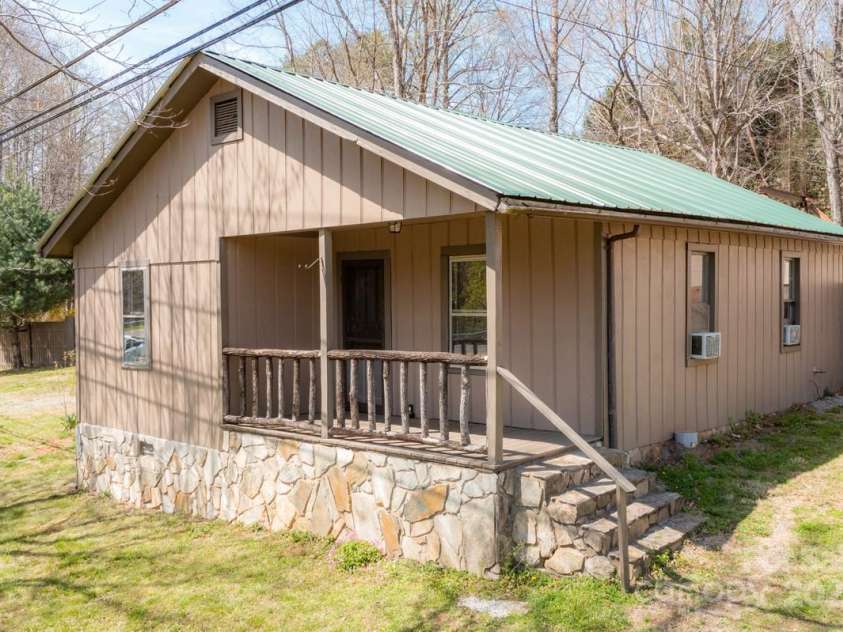 16 Rumfelt Drive, Marion, NC 28752.  MLS# CAR4284237, YatesRealty ID 30276. 