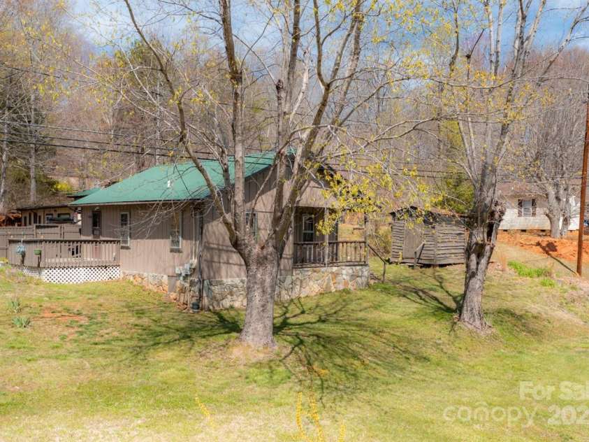 16 Rumfelt Drive, Marion, NC 28752.  MLS# CAR4284237, YatesRealty ID 30276. 