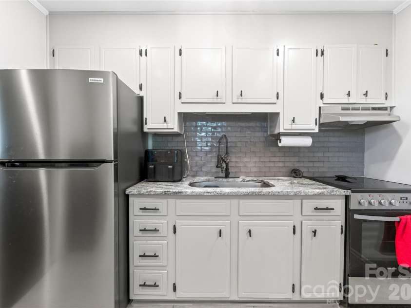 3241 Minnesota Road, Charlotte, NC 28208.  MLS# CAR4382902, YatesRealty ID 30279. 