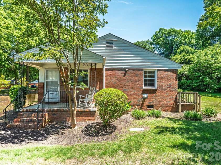 3241 Minnesota Road, Charlotte, NC 28208.  MLS# CAR4382902, YatesRealty ID 30279. 