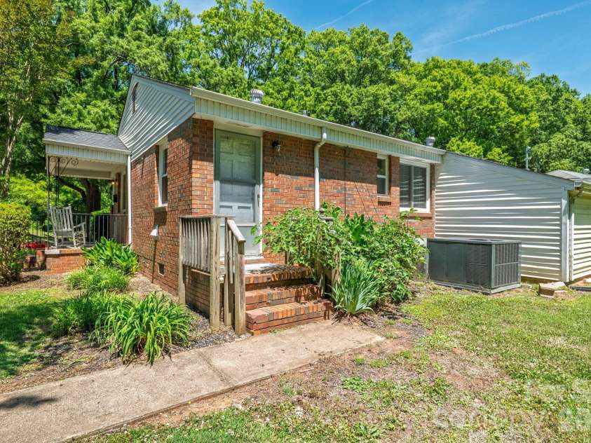 3241 Minnesota Road, Charlotte, NC 28208.  MLS# CAR4382902, YatesRealty ID 30279. 