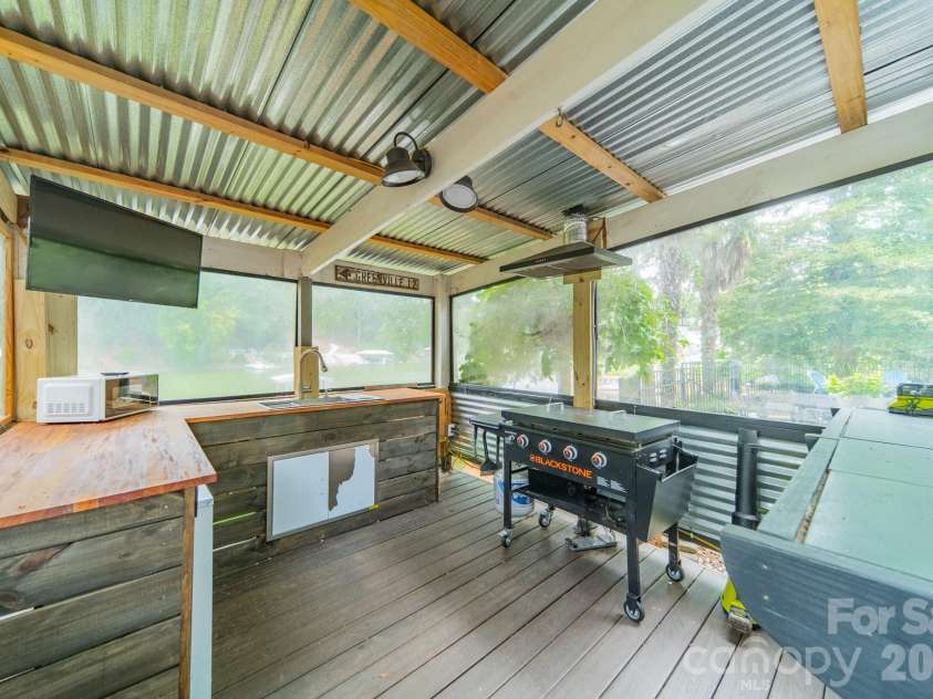 1026 Bounty Lane, Fort Mill, SC 29708.  MLS# CAR4385878, YatesRealty ID 30280. Detached Quarters with Electrical 