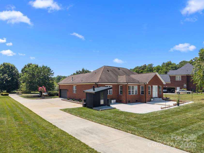 6006 Leeds Court, Monroe, NC 28110.  MLS# CAR4283828, YatesRealty ID 30281. 