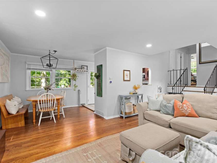 5015 Murrayhill Road, Charlotte, NC 28210.  MLS# CAR4381203, YatesRealty ID 30282. 