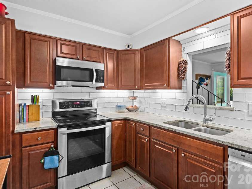 5015 Murrayhill Road, Charlotte, NC 28210.  MLS# CAR4381203, YatesRealty ID 30282. 