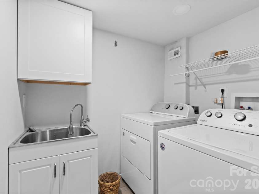 5015 Murrayhill Road, Charlotte, NC 28210.  MLS# CAR4381203, YatesRealty ID 30282. 