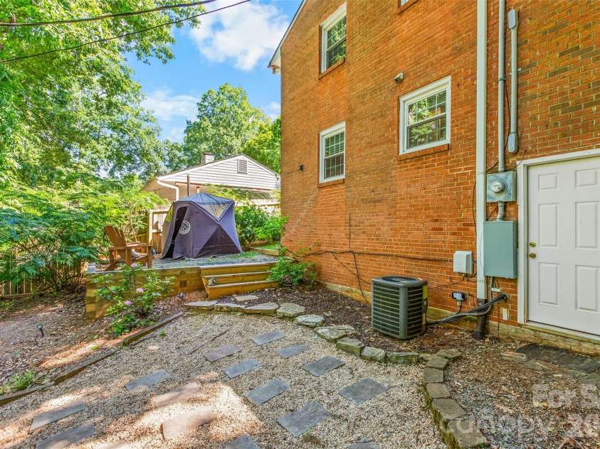 5015 Murrayhill Road, Charlotte, NC 28210.  MLS# CAR4381203, YatesRealty ID 30282. 
