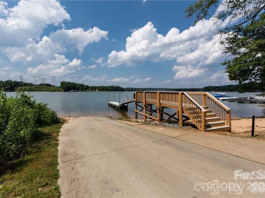 2937 Shady Reach Lane, Charlotte, NC 28214.  MLS# CAR4391581, YatesRealty ID 30285. Private Boat Launch for Neighborhood