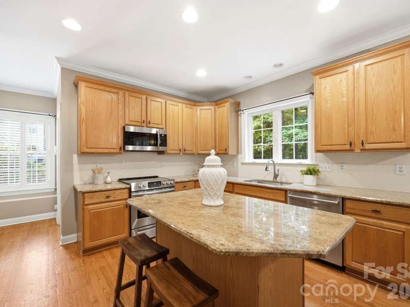 2937 Shady Reach Lane, Charlotte, NC 28214.  MLS# CAR4391581, YatesRealty ID 30285. Stainless Steel Appliances and Lots of Storage Space