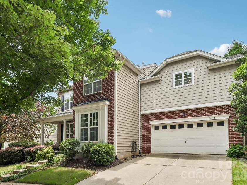 13713 Delstone Drive, Huntersville, NC 28078.  MLS# CAR4386022, YatesRealty ID 30286. 