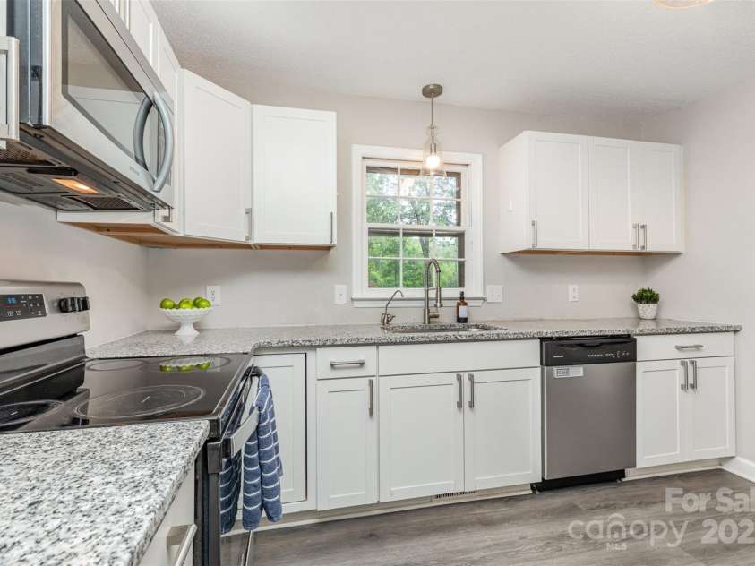 14027 Hackamore Drive, Matthews, NC 28105.  MLS# CAR4265300, YatesRealty ID 30286. 