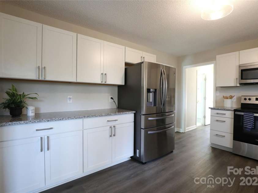 14027 Hackamore Drive, Matthews, NC 28105.  MLS# CAR4265300, YatesRealty ID 30286. Kitchen 2