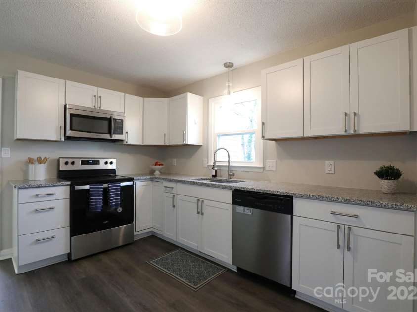 14027 Hackamore Drive, Matthews, NC 28105.  MLS# CAR4265300, YatesRealty ID 30286. Kitchen with newer cabinets