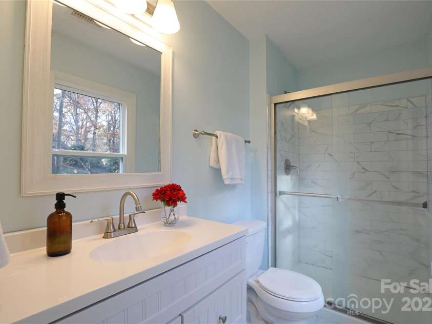 14027 Hackamore Drive, Matthews, NC 28105.  MLS# CAR4265300, YatesRealty ID 30286. Primary ensuite bath