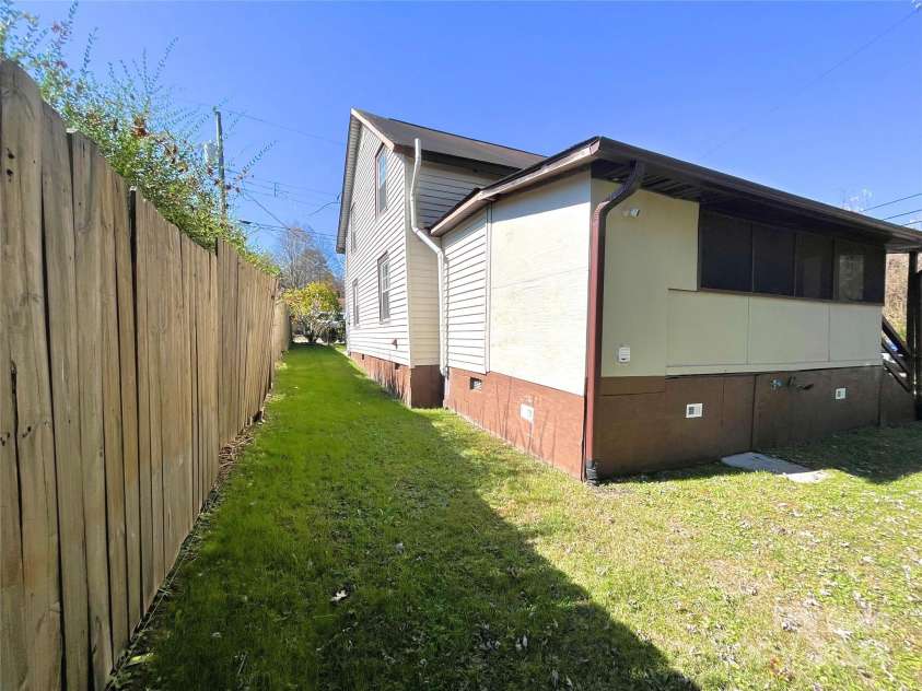 52 Burnt Road, Rosman, NC 28772.  MLS# CAR4194452, YatesRealty ID 3029. 