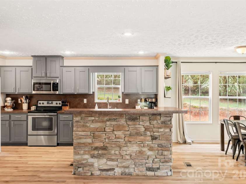 11 Misty Lane, Candler, NC 28715.  MLS# CAR4386255, YatesRealty ID 30293. 