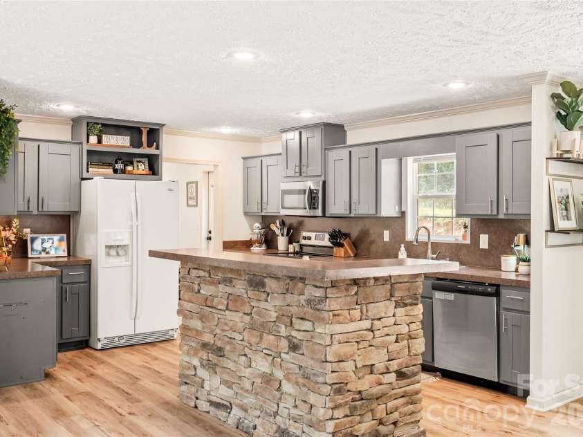 11 Misty Lane, Candler, NC 28715.  MLS# CAR4386255, YatesRealty ID 30293. 