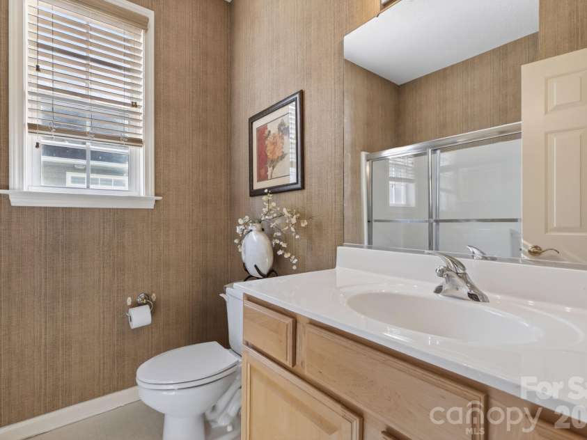268 Farm Valley Road, Fletcher, NC 28732.  MLS# CAR4391381, YatesRealty ID 30294. Bath