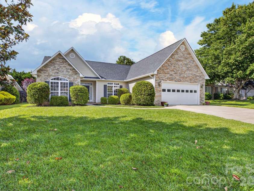 268 Farm Valley Road, Fletcher, NC 28732.  MLS# CAR4391381, YatesRealty ID 30294. Front