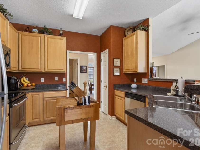 268 Farm Valley Road, Fletcher, NC 28732.  MLS# CAR4391381, YatesRealty ID 30294. Kitchen