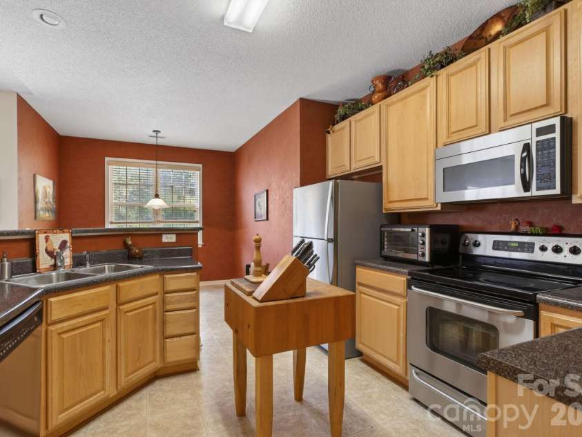 268 Farm Valley Road, Fletcher, NC 28732.  MLS# CAR4391381, YatesRealty ID 30294. Kitchen