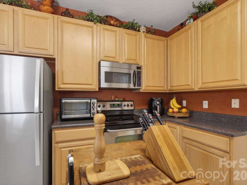 268 Farm Valley Road, Fletcher, NC 28732.  MLS# CAR4391381, YatesRealty ID 30294. Kitchen
