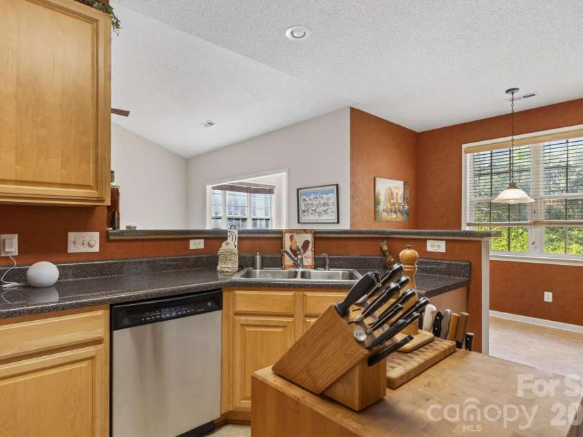 268 Farm Valley Road, Fletcher, NC 28732.  MLS# CAR4391381, YatesRealty ID 30294. Kitchen