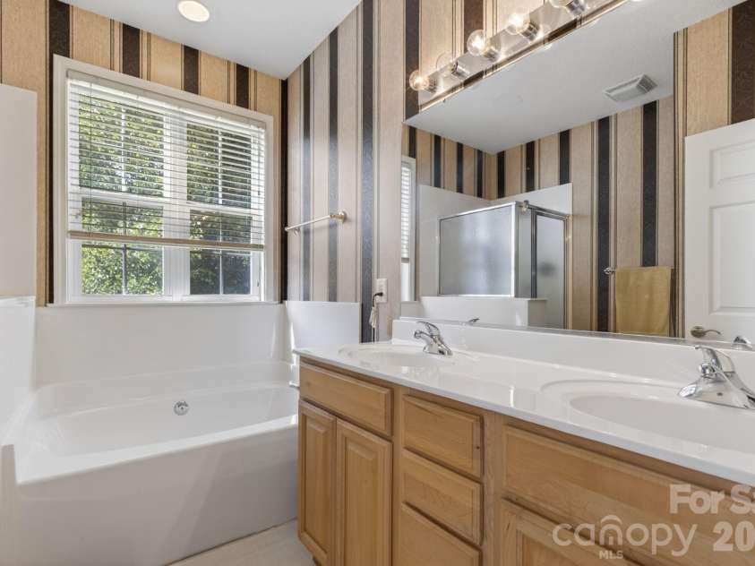 268 Farm Valley Road, Fletcher, NC 28732.  MLS# CAR4391381, YatesRealty ID 30294. Primary Bath