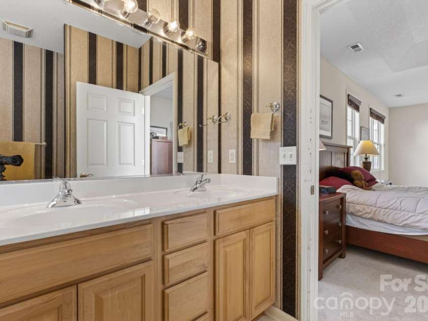 268 Farm Valley Road, Fletcher, NC 28732.  MLS# CAR4391381, YatesRealty ID 30294. Primary Bath