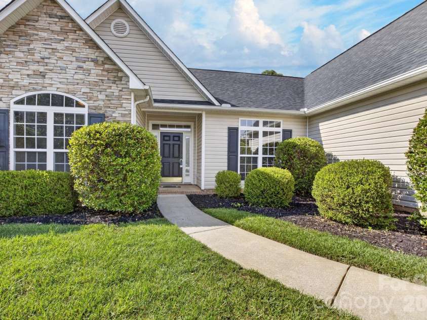 268 Farm Valley Road, Fletcher, NC 28732.  MLS# CAR4391381, YatesRealty ID 30294. Walkway