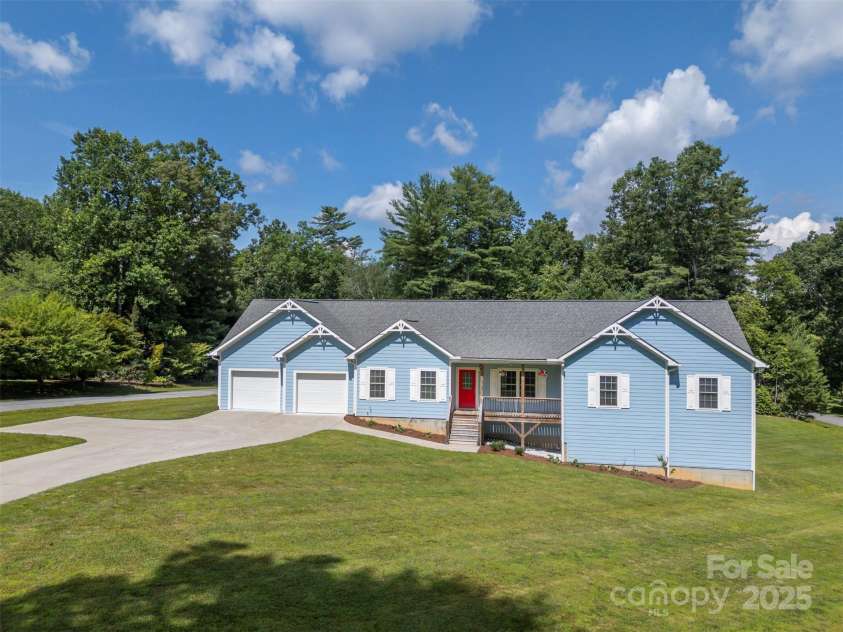 321 Benjamins Way, Hendersonville, NC 28792.  MLS# CAR4276870, YatesRealty ID 303. 