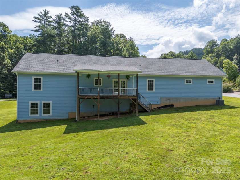 321 Benjamins Way, Hendersonville, NC 28792.  MLS# CAR4276870, YatesRealty ID 303. 