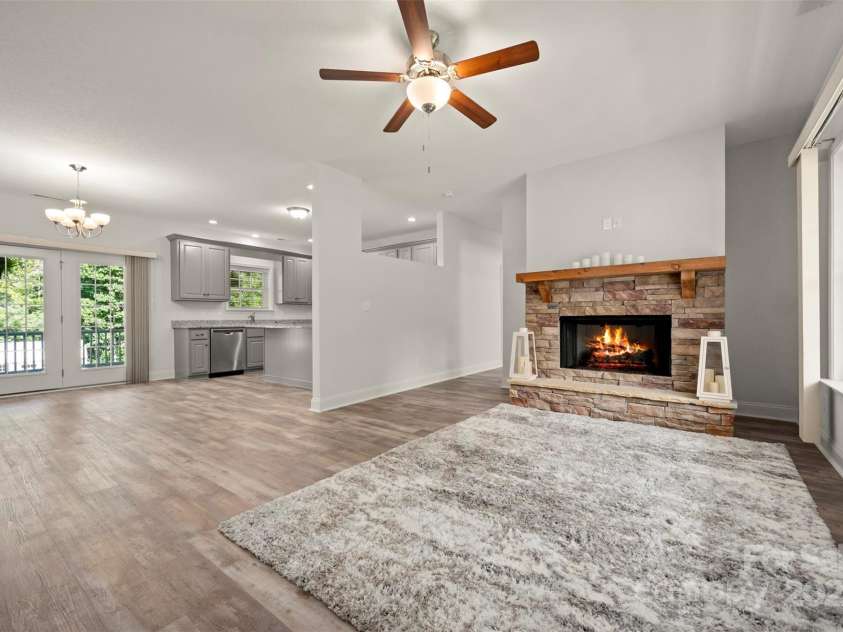 321 Benjamins Way, Hendersonville, NC 28792.  MLS# CAR4276870, YatesRealty ID 303. Open to dining area